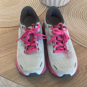 Brooks Women's Athletic Shoes with Pink and Gray